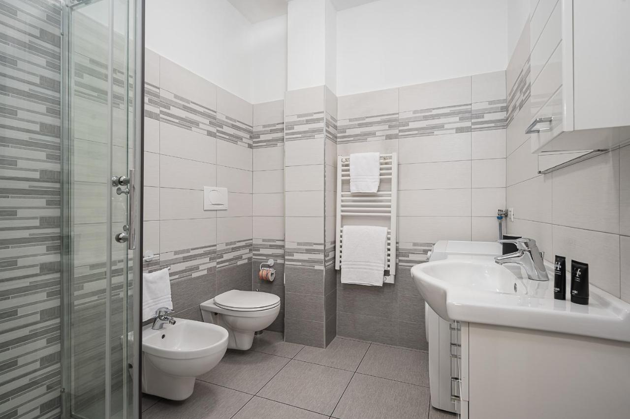 Hemeras Boutique Homes - Design Flat Near Metro Station Милано Екстериор снимка